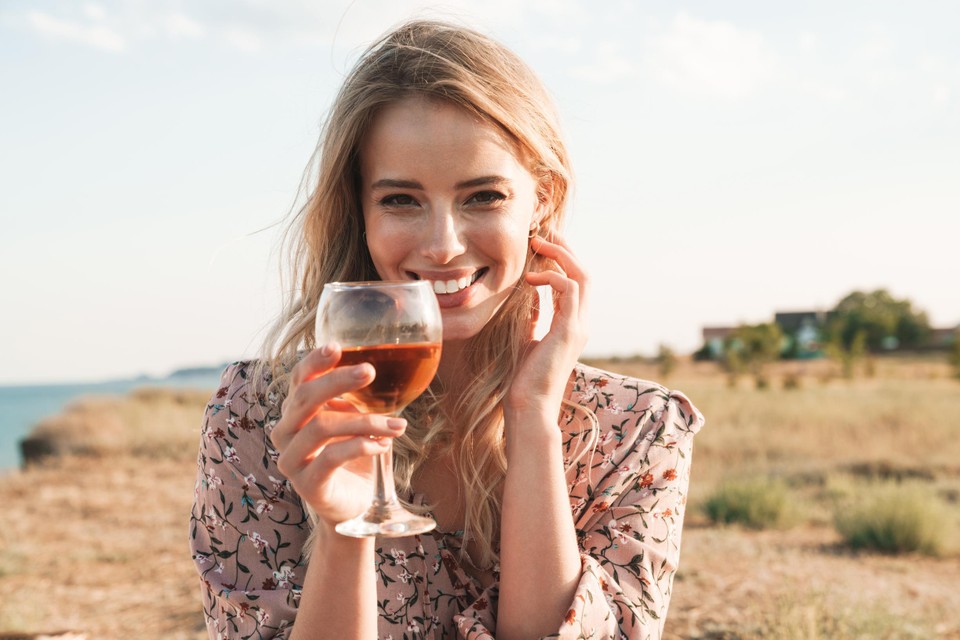 Este un pahar de vin ocazional sănătos sau nu? Oamenii de știință știu acum sigur