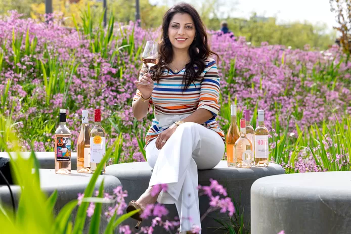 Poți răci vinul în congelator? Și ce vin roșu poți bea rece? Somelierul profesionist al publicației H.L.N. oferă 12 sfaturi de vin pentru vară