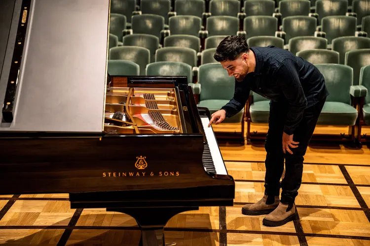 Cum s-a dovedit că românul din culise era un pianist de top.