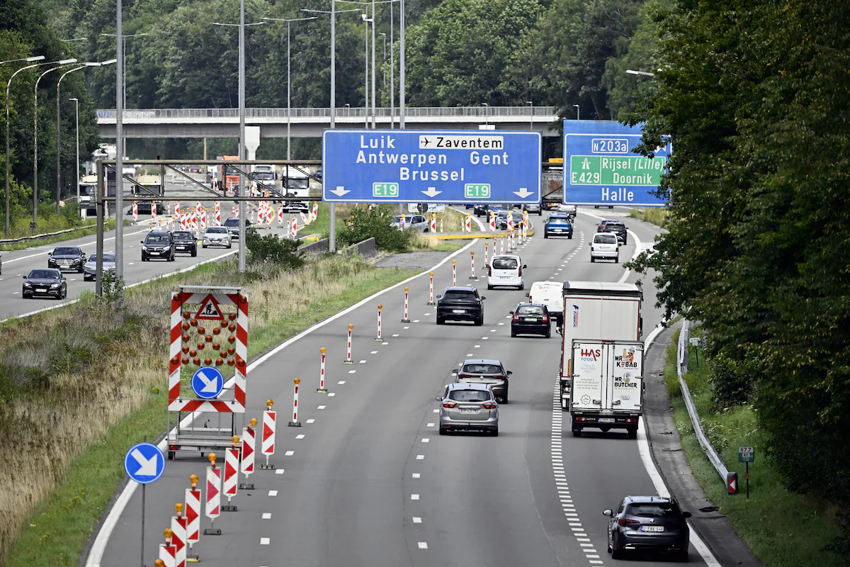 🇧🇪 Corp neînsuflețit descoperit agățat în spatele unui indicator rutier de pe centura Bruxelles-ului din Belgia: Parchetul a deschis anchetă