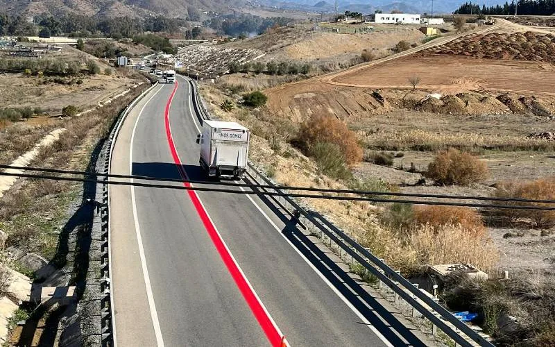 🇪🇸 Misterul liniilor roșii de pe șoselele spaniole: Ce înseamnă aceste marcaje neobișnuite