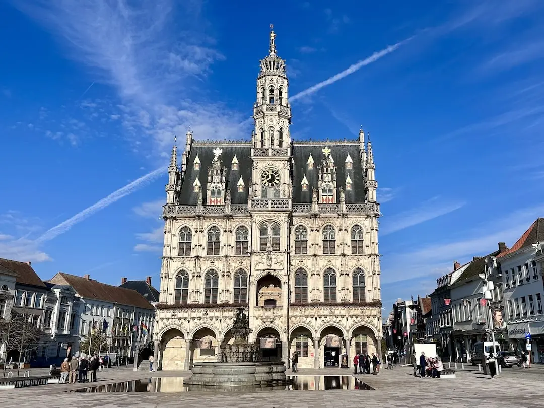 🏛️ 500 de ani de la punerea primei pietre a primăriei din Oudenaarde, Belgia. Cum celebrează orașul flamand un simbol al puterii și al artei